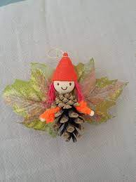 Recherchez parmi des pomme de pin photos et des images libres de droits sur istock. Petit Lutin Fabrique Avec Des Pommes De Pin Val Cree Pour Vous