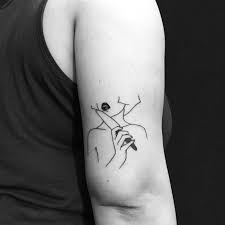 Yi Stropky Den 30 Siyah Beyaz Dovme Modeli Ile Minimal Ornekler Sanatli Bi Blog 58 White Tattoo Tattoo Models Cute Tattoos For Women