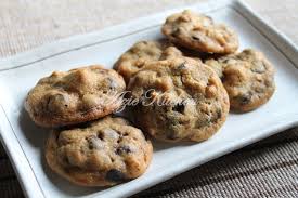 Kalau kita mengidam akan chocolate chip cookies, pasti sahaja kita akan ke kedai seperti famous ya, anda boleh menyediakan sendiri chocolate chip cookies ini! Classic Chocolate Chips Sedap Azie Kitchen