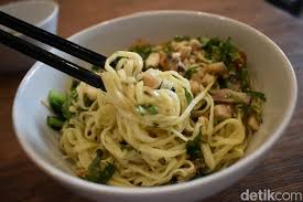 Mie ayam adalah makanan yang enak dinikmati di hari yang dingin atau di hari apapun jika anda ingin menikmati ayam, mie, dan sayuran sekaligus dalam satu masakan. 4 Bahan Ini Bikin Racikan Mie Ayam Jadi Gurih Enak
