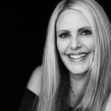 Robyn Bartholomew's Instagram, Twitter & Facebook