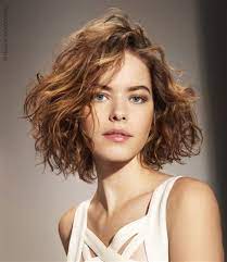 Capelli corti mossi riga al centro. Epingle Sur Hair Style