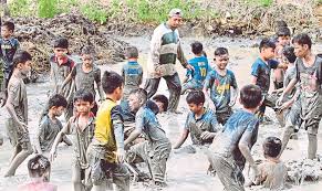 Nelayan skala kecil 1) beroperasi di daerah pesisir yang tumpang tindih dengan kegiatan budidaya. Berkubang Tangkap Ikan