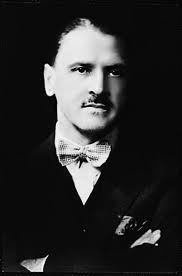 DAUGMaugham_facing_camera_8404813921_m