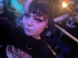 Okay fine. I'm new here. What do I listen to 🤨