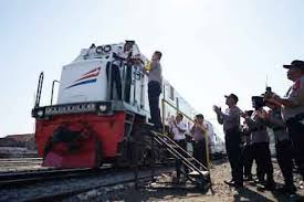 Kereta api yang beroperasi bulan juli, agustus, september, oktober, november, desember. Hut Kai Kapolresta Probolinggo Berikan Kue Tart Kepada Masinis Antara News Jawa Timur