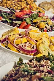 Des soupes et des sauces délicieuses, comme des plats de légumes, de viande et de poisson, et même de succulents desserts et pâtisseries. Buffet Resto Vego