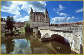 Photo Du Pont Sur La Tardoire Domine Par Le Chateau De La Rochefoucauld Des Xive Et Xviie Siecles Dans Le Departem Les Regions De France Chateau France France