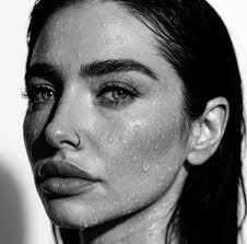 Hi, just wondering if anyone has bought this wedding band from H Samuel?  Just read some posts of not very good reviews regarding stones falling off,  poor customer service, etc… Looking for