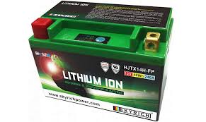 Idéal pour garder la batterie d'une moto en hiver au garage et pour charger les batteries des voitures récentes avec beaucoup d'électronique. Charger Et Entretenir Sa Batterie Moto Le Tutoriel