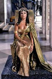 Propulsati inainte de forta vaslelor, mii de barbati se grabesc sa ajunga la intalnirea lor cu destinul. Cleopatra De La ReginÄƒ La Sex Simbol