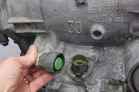 There Are Two Different Ecu Connectors For The 4l60e The Green Connector Is From 1999 2005 Wh Chevy Transmission 4l60e Transmission Rebuild Automotive Repair