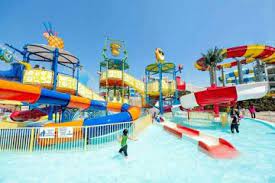 Pelawat berpeluang memerhati kehidupan anak gajah yang dilepaskan secara bebas dalam kawasan keliaran yang dipagari dengan pagar elektrik. Jengka Wonderland Pahang Lokasi Percutian