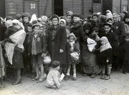 Meztelenül elmélkedik a holokauszt tragédiájáról. Holokauszt Emleknap Az Ensz Fotitkara Az Antiszemitizmus Globalis Terjedesere A Neonaci Csoportok Ujjaeledesere Figyelmeztet 168 Hu