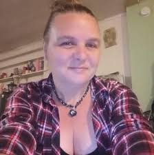 Lisa Luker's Instagram, Twitter & Facebook