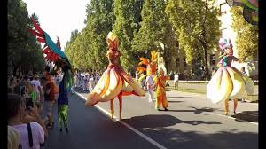 A future of debrecen elektromos meghajtású kocsit indít. Debreceni Viragkarneval 2018 Teljes Menet Minden Felvonuloval Youtube