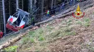 Sarebbero state 11 le persone presenti nella le vittime dell'incidente sul mottarone sarebbero 9, mentre due bambini di 5 e 9 anni sarebbero gravi. Zvnc6mkufos5om