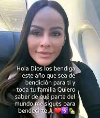 MUJER CON CELULAR EN MANO AUNQUE ESTES OCUPADA. SI DIOS ES PRIMERO EN TU  VIDA. AMÉN.
