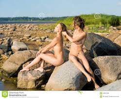 Schöne Nackte Frauen, Die Auf Felsen Aufwerfen Stockfoto - Bild von  entspannung, felsen: 43864208