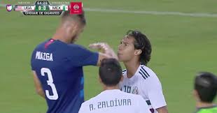 Todo se originó con una disputa por el balón entre ambos jugadores; Usa Vs Mexico Usmnt Star Matt Miazga Shames Mexico Player For Being Short Sbnation Com