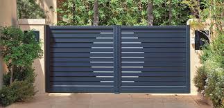 Installation De Portails Et Portillons Sur Mesure Portail Portillon Portail Pvc Et Maisons Exterieures