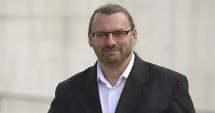 Ostře vystupuje proti nouzovému stavu a protiepidemickým opatřením s tím spojeným. Pojd Ven Vyzyval Lubomir Volny Kolegy Jste Hnuj Zasl Dolinek Blesk Cz