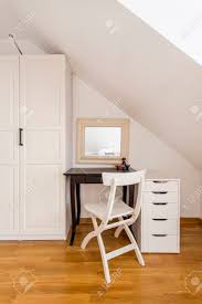Deuba kommode weiß jersey mit 2 türen landhausstil einlegeboden 76x65x35cm sideboard anrichte schrank holz vintage antik… Einfache Weisse Schrank Stuhl Kleine Kommode Und Kleinen Braunen Tisch Mit Spiegel Lizenzfreie Fotos Bilder Und Stock Fotografie Image 59289954
