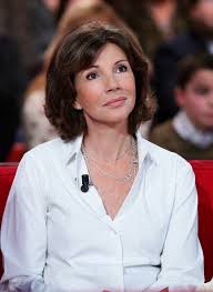 His birthday, what he did before fame, his family life, fun trivia facts, popularity rankings, and more. Beatrice Schonberg A 67 Ans La Vie Actuelle De L Ex Presentatrice Du 20h De France 2
