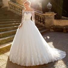 Hochzeitskleider prinzessin luxus mit schleppe brautkleid mit spitze. Grosshandel Klassische Prinzessin Robe De Mariee Tull Hochzeitskleid Boot Ausschnitt Langarm Band Scharpe Kapelle Brautkleid Spitze Ballkleid Abendkleid