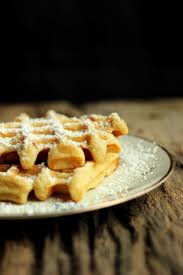 Hefewaffeln Mit Nussmus Oder Mein Liebstes Sonntags Fruhstuck Lena Merz Hefewaffeln Waffeln Waffeln Rezept
