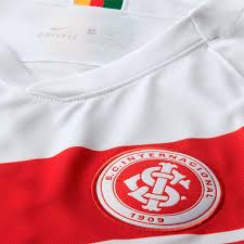 Alle spelers van de teams worden weergegeven met hun leeftijd, nationaliteit, contractduur en de huidige marktwaarde. Jersey Nike Internacional Porto Alegre Breathe Stadium 2019 2020 Away White Sport Red Futbol Emotion