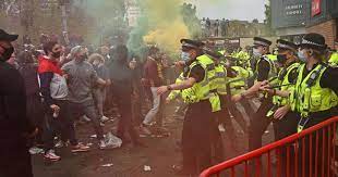 Manchester united were supposed to be hosting liverpool in a crucial premier league clash, but the game was called off after protesters stormed the ground. 2rbw0niyt Nnm