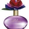 The marc jacobs woman eau de parfum is a luxurious and elegant with an expression of gardenia, mid notes of jasmine, white pepper and honeysuckle and a musky base. 1