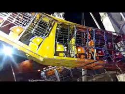 Trae un viaje muy emocionante a los pasajeros. Kamikaze Juego Mecanico Feria De Tlaxco Youtube