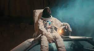 Loin du soleil, loin du soleil loin du soleil, je rêve d'être astronaute loin du soleil sera téléguidée, respecte ma réput', rêve de l'espace, mets la terre à tes pieds en combi' d'astronaute à l'arrêt d'bus. Youssoupha Fait Son Grand Retour Avec Astronaute Clip Raprnb