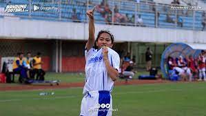 Four teams, persija, persib, arema, and persebaya, were distributed to separate groups to ensure they do not meet each other in order to mitigate security risks from travelling fans of these rivalling teams. Tak Hanya Jago Sepak Bola Begini Sisi Lain Si Cantik Milik Persib Bandung Bandungfootball Com
