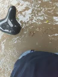 Jun 16, 2021 · 顶端新闻.大河报记者李岚今天(6月16日)早上5时10分，在郑州市纬五路与政六街交叉口附近，一辆拉沥青的大货车突然侧翻，将地下的自来水管道压断，导致管道内的水喷涌而出，瞬间将道路 Mlyhznhrgrrl4m