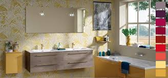 Un carrelage mural vert olive réfléchi par un grand miroir rond. Illusion Illusion 32 Laques Pour Decorer Votre Salle De Bain Sanijura