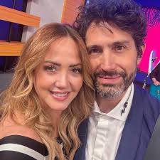 Les dejo esto que me encantó… ✨ “Sus piernas medían 22 besos. Ella, por  miedo a empequeñecer, se encargaba de que él lo comprobara cada noche.”  ✨❤️‍🔥 #ootd