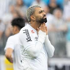 À disposição no Santos, Gabigol tem números discretos no gramado sintético