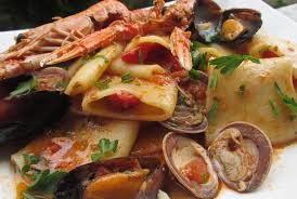 Gamberetti e vongole sono perfetti per dei paccheri ai sapori delle isole da proporre come portata principale del vostro pranzo o cena. Ricetta Dei Paccheri Allo Scoglio Cucineconvista
