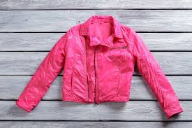 Selain untuk mendaki gunung, jaket parasut juga bisa digunakan untuk mengendarai motor karena ketebalannya cukup baik untuk menahan terpaan angin. Tidak Sulit Simak 5 Cara Mudah Merawat Jaket Bahan Parasut Bukareview