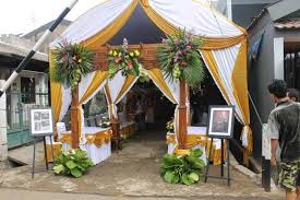 Memanfaatkan halaman rumah sebagai pelaminan bisa kamu wujudkan jika kamu pintar menata ruangan dan memilih dekorasi yang tepat. Inspirasi Dekorasi Pernikahan Ini Cocok Untuk Gelar Pernikahan Di Rumah