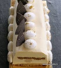 Dans La Serie Je Reflechis Aux Fetes De Fin D Annee Voila Une Deuxieme Proposition De Buche Noisette Praline Caramel Idee Recette Noel Buche De Noel Dessert Noel