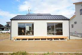 ガルバの屋根錆びにくいガルバリュウム鋼板で屋根を葺くことが多くなりました屋根をスッキリシャープに見せるデザインの時に使います金属ですから瓦に比べ夏に暑かったり雨の音がしないか心配される方もいらっしゃいますそういう対策の為に下地に耐水の石膏ボードを貼り