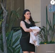 Kim Kardashian Enceinte Baby Bump Et Robe Moulante Police Au Tournant Purepeople