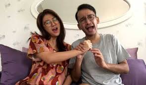 Dan aku baru pindahan dari smu jakarta selatan sekarang aku pindah sekolah di daerah magelang tempat ayahku tinggal karena ibu ku dari jakarta dan ayahku dari magelang. Bukannya Senang Ruben Onsu Malah Galau Jelang Natal