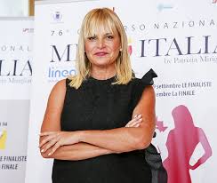 Taglio di capelli julia roberts; Simona Ventura Capelli Corti E Molti Chili In Meno Prima Dell Avventura All Isola Dei Famosi La Foto Di Super Simo Fa Boom Di Like Vi Piace Il Suo Nuovo Look Caffeina Magazine