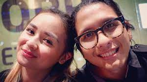 Aleandra jovanka adalah anak sulung dari lukman hidayat aindra dan latifa terpaksa menikah dengan ceo yang kaya raya yang bernama senopati arya bagaskara yang terkenal dingin dan angkuh. Cerita Masa Kelamnya Dengan Joanna Alexandra Raditya Oloan Pasangan Muka Teler Hidup Buat Party Tribunstyle Com