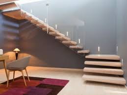 Le résultat final a dépassé les attentes, le majestueux escalier sur mesure en fer forgé et fraké est les attentes des clients : Gros Plan Sur Un Escalier Contemporain Qui Flotte Dans Les Airs